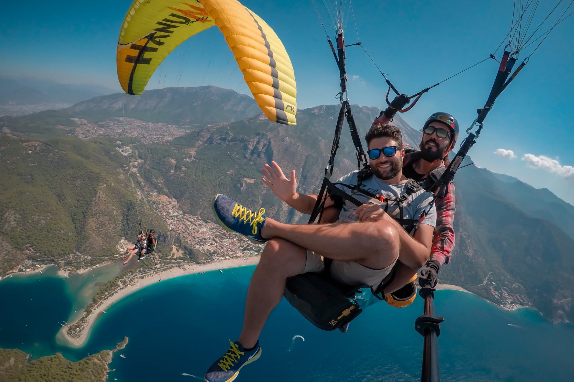 <p>Want to see Turkey from the sky? Then paragliding is your activity! You will start at the top of Mount Bagdad and, from there, you will see the great contrast between the turquoise waters and the green mountains.</p> <p>Image: Facebook - Hanuman Paragliding</p>