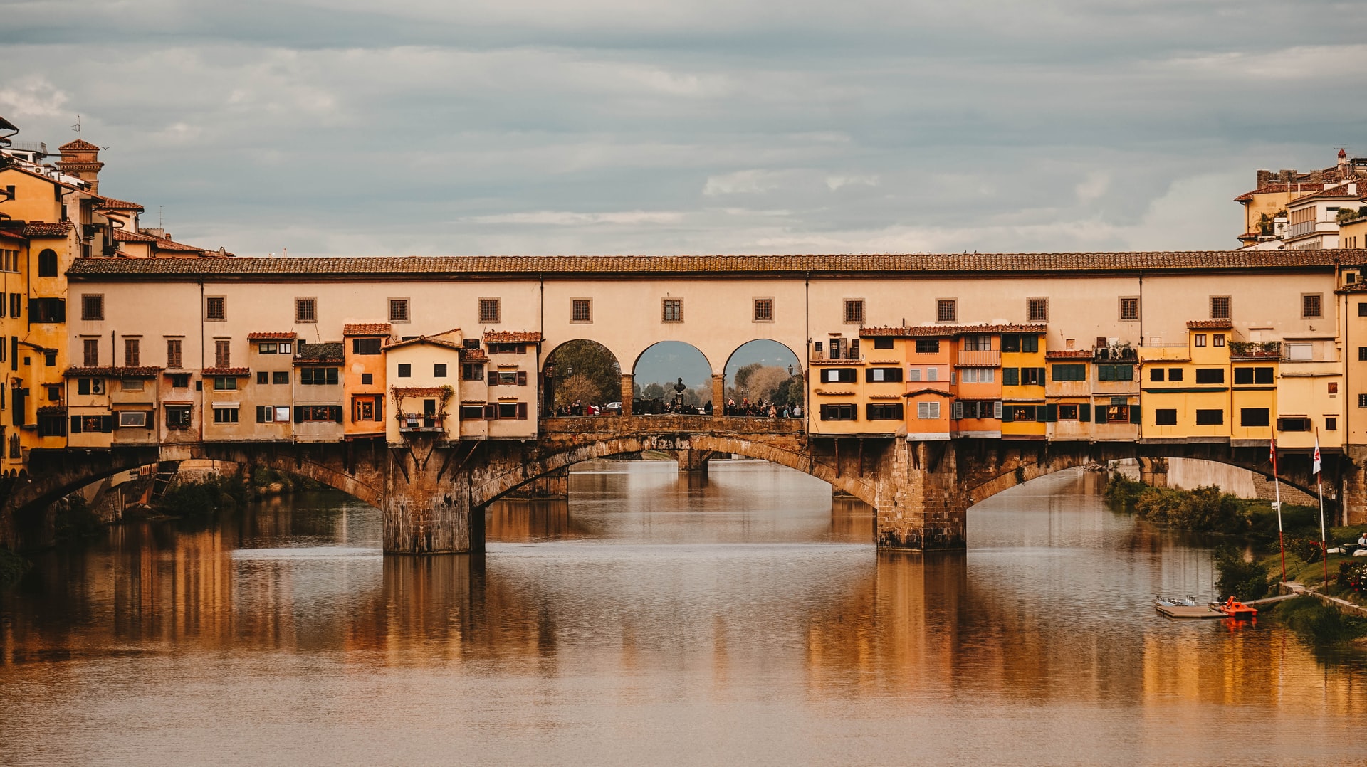 <p>The Renaissance & Medici Tale will tell you how Florence became the Birthplace of the Renaissance thanks to the Medici family. You will visit the Cathedral, the Uffizi Gallery, and la Piazza della Signoria, among other monuments.</p> <p>Image: Unsplash - Ali Nuredini</p>