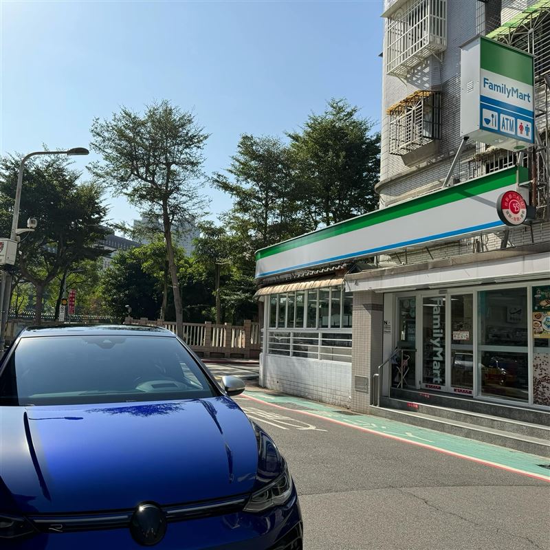 杜汶澤大讚台灣便利商店有人情味，看到他把車停對面就先把想要的商品準備好。（圖／翻攝自杜汶澤臉書）