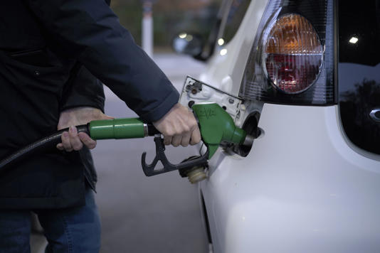 De benzineprijs daalt; wat is er aan de hand?