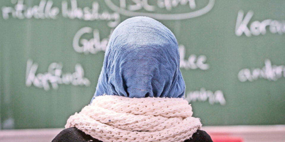 gericht: iggö zwang islamlehrerin zu kopftuch