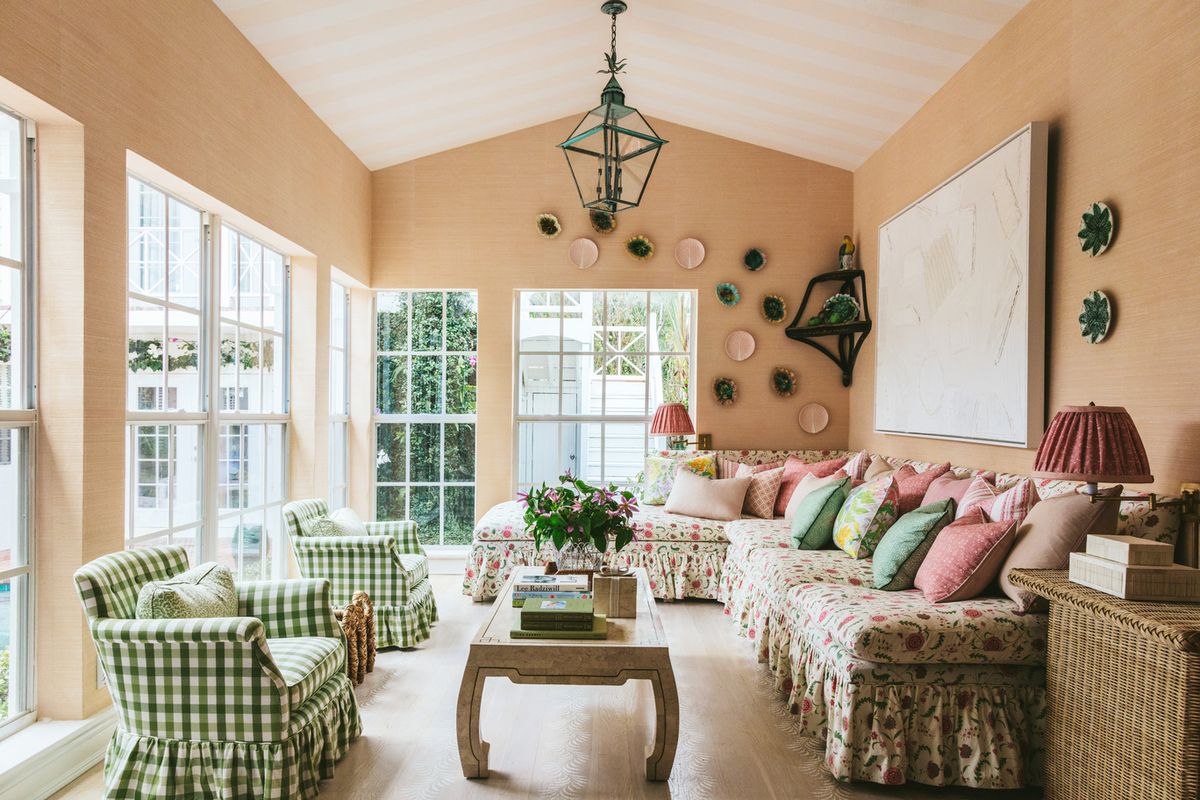 julia-amory-palm-beach-hamptons-homes-palm-beach-kitchen-sitting-room.jpg