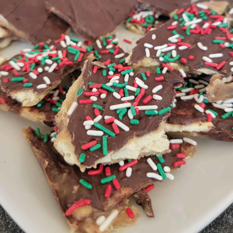 4-ingredient-christmas-crack-recipe-saltine-toffee