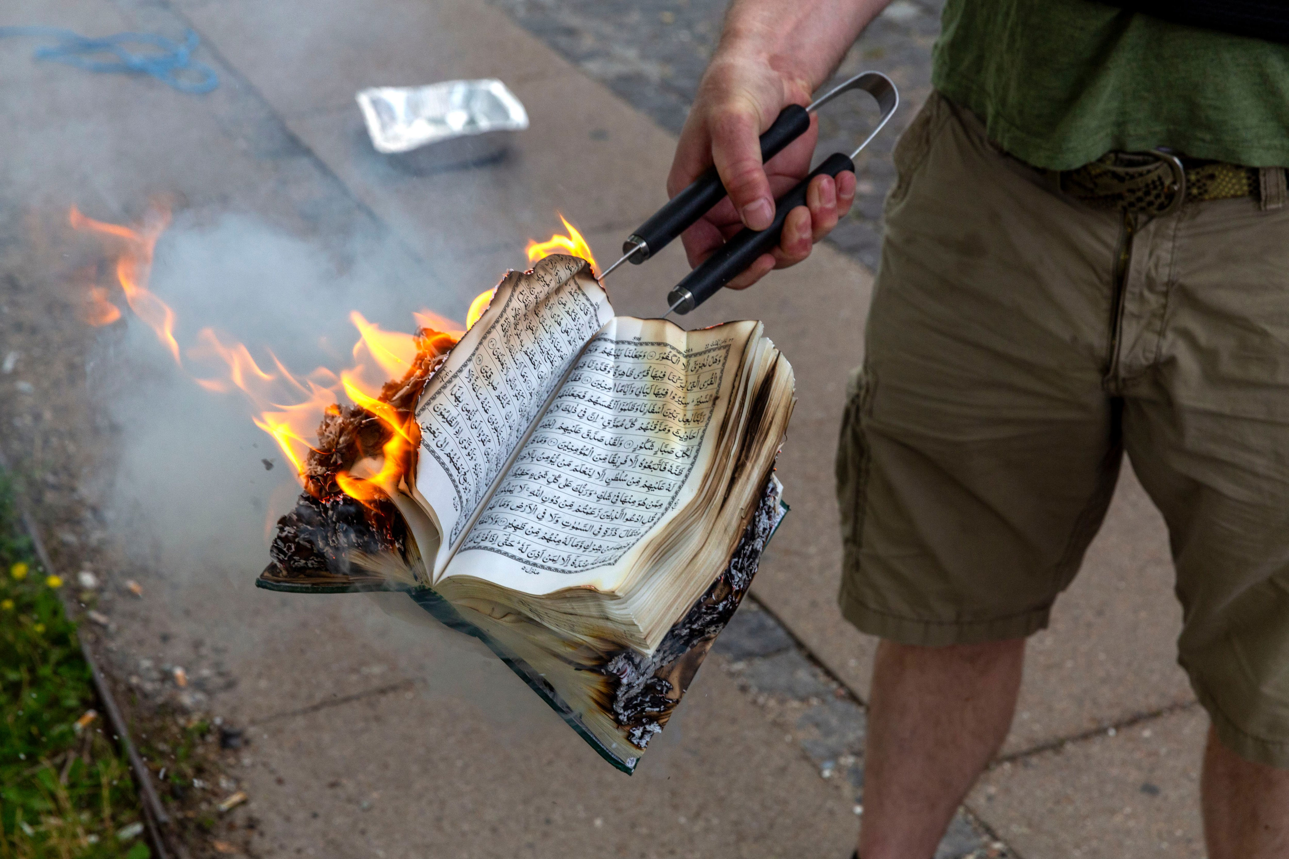 Человек который сжег коран. Сожжение Корана в Данииэ. Способы сжигания Корана.