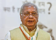 Kerala Guv Khan Stages Wayside Protest As SFI Members Wave Black Flags 