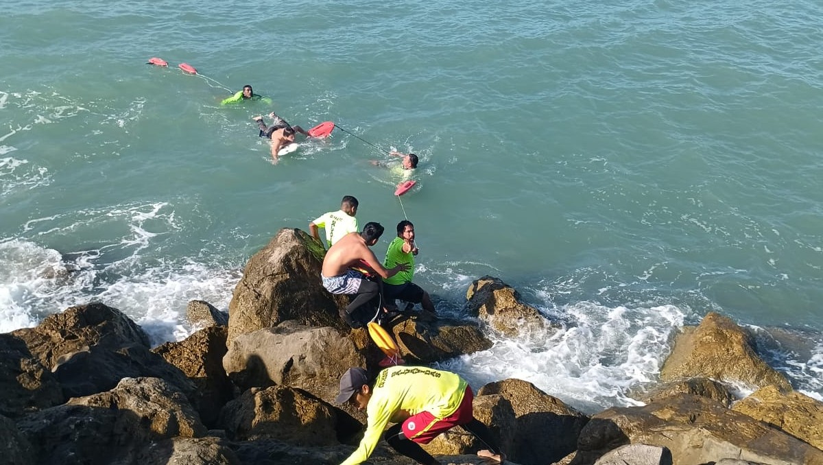 salvan a surfistas en playa miramar; un rescatista termina con fractura de pierna