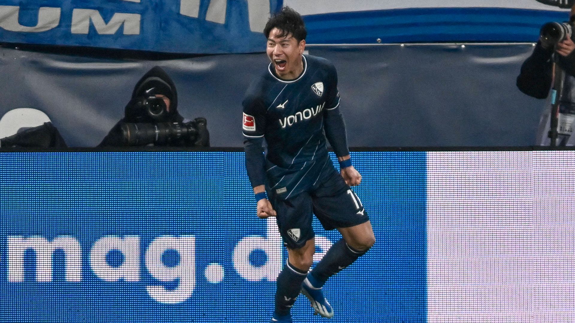 fußball-bundesliga: borussia dortmund remis beim fc augsburg, vfl bochum siegt dank takuma asano