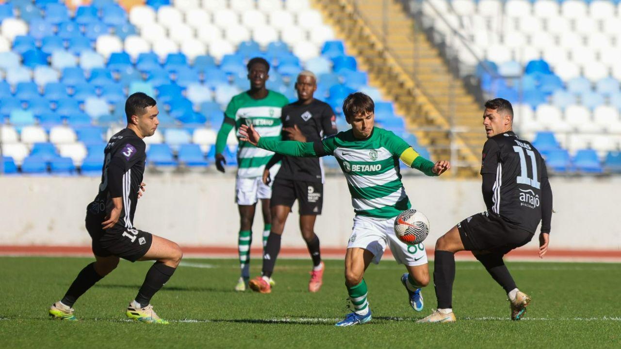 Sporting B Foi A Jogo Em Coimbra Com Fumos Negros Em Memória De Jovem ...