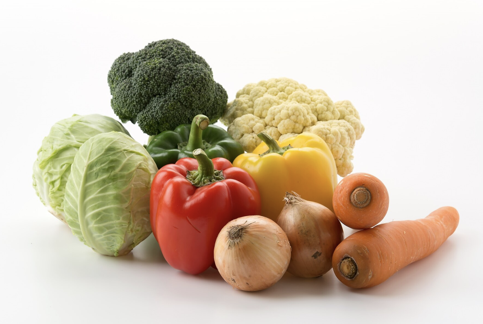 Есть сырые овощи и фрукты. Овощи. Овощи на белом фоне. Сырые овощи. Белый овощ.