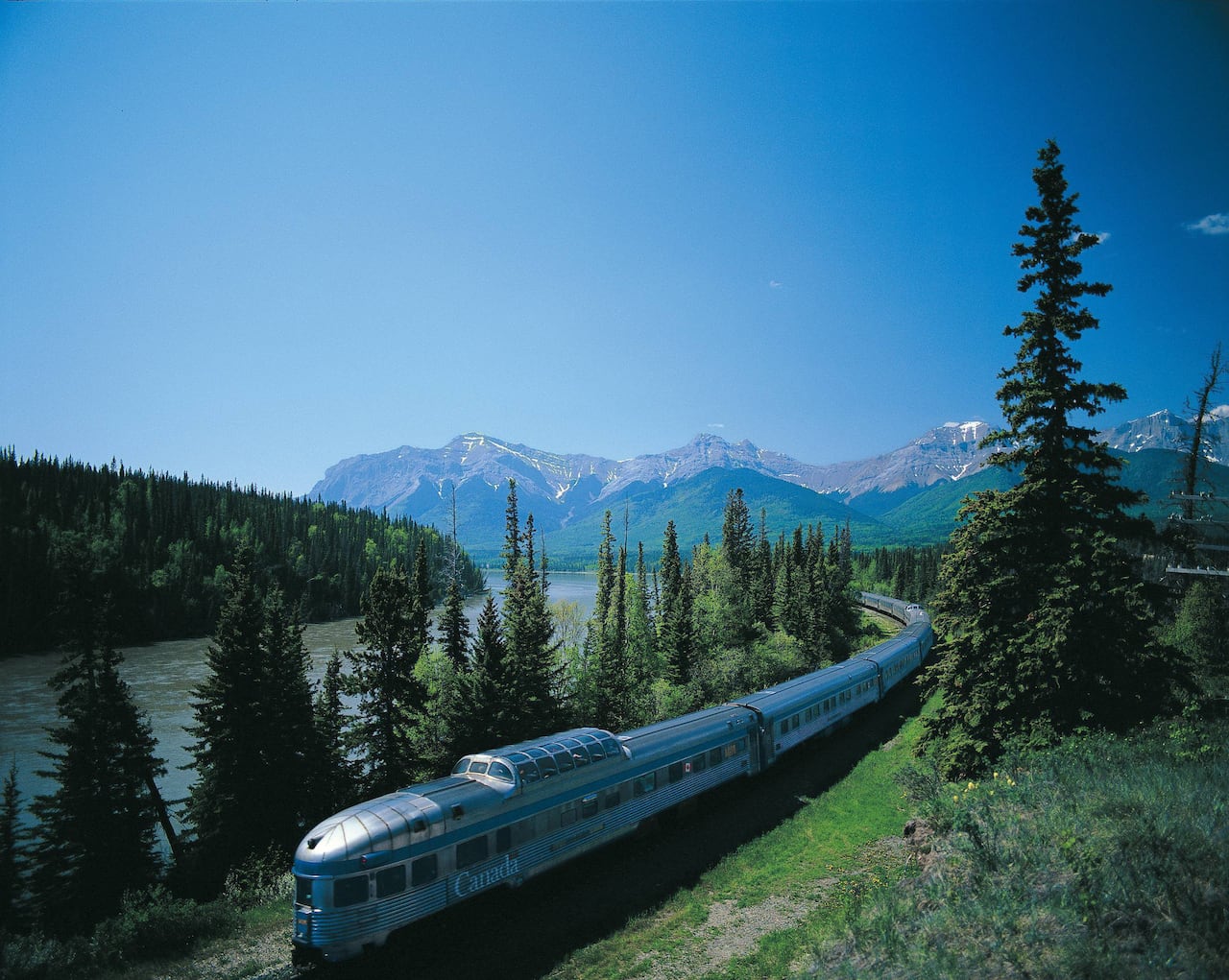 Travel by train. Rocky Mountaineer (Канада). Поезд Канада Rail. Торонто Ванкувер железная дорога. Rocky Mountaineer поезд.