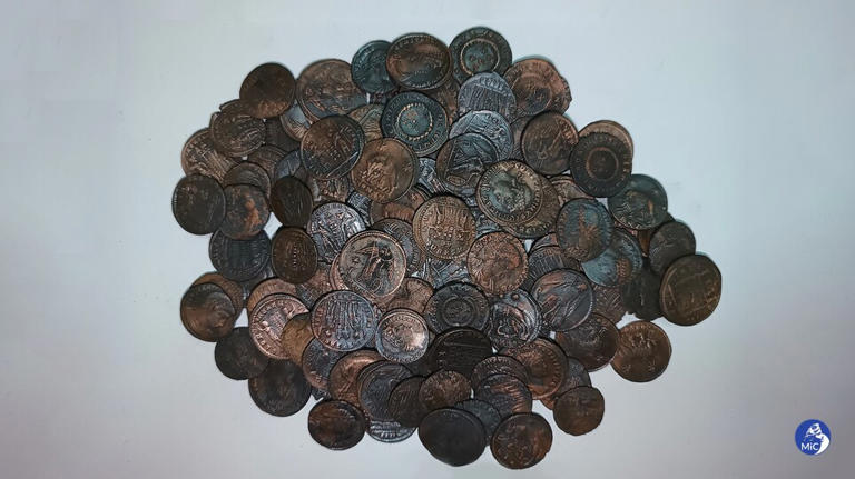 Tα νομίσματα χρονολογούνται από το 324 έως το 340 μ.Χ. και παρήχθησαν από νομισματοκοπεία σε ολόκληρη τη ρωμαϊκή αυτοκρατορία Ministero della Cultura