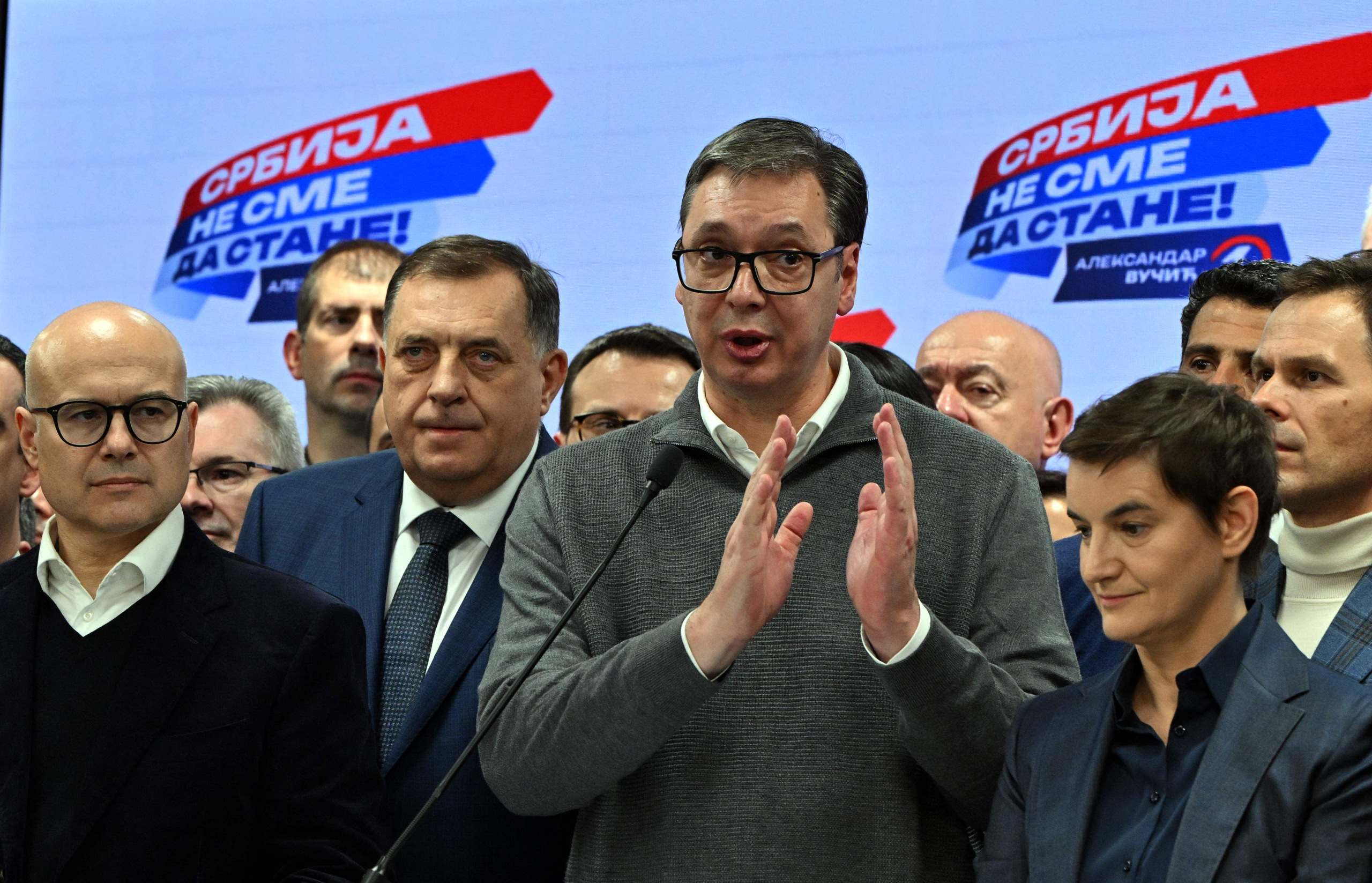 serbian presidentti vucic ennakoi oikeistopopulistisen sns-puolueensa voittaneen parlamenttivaalit, ääntenlaskenta edelleen käynnissä