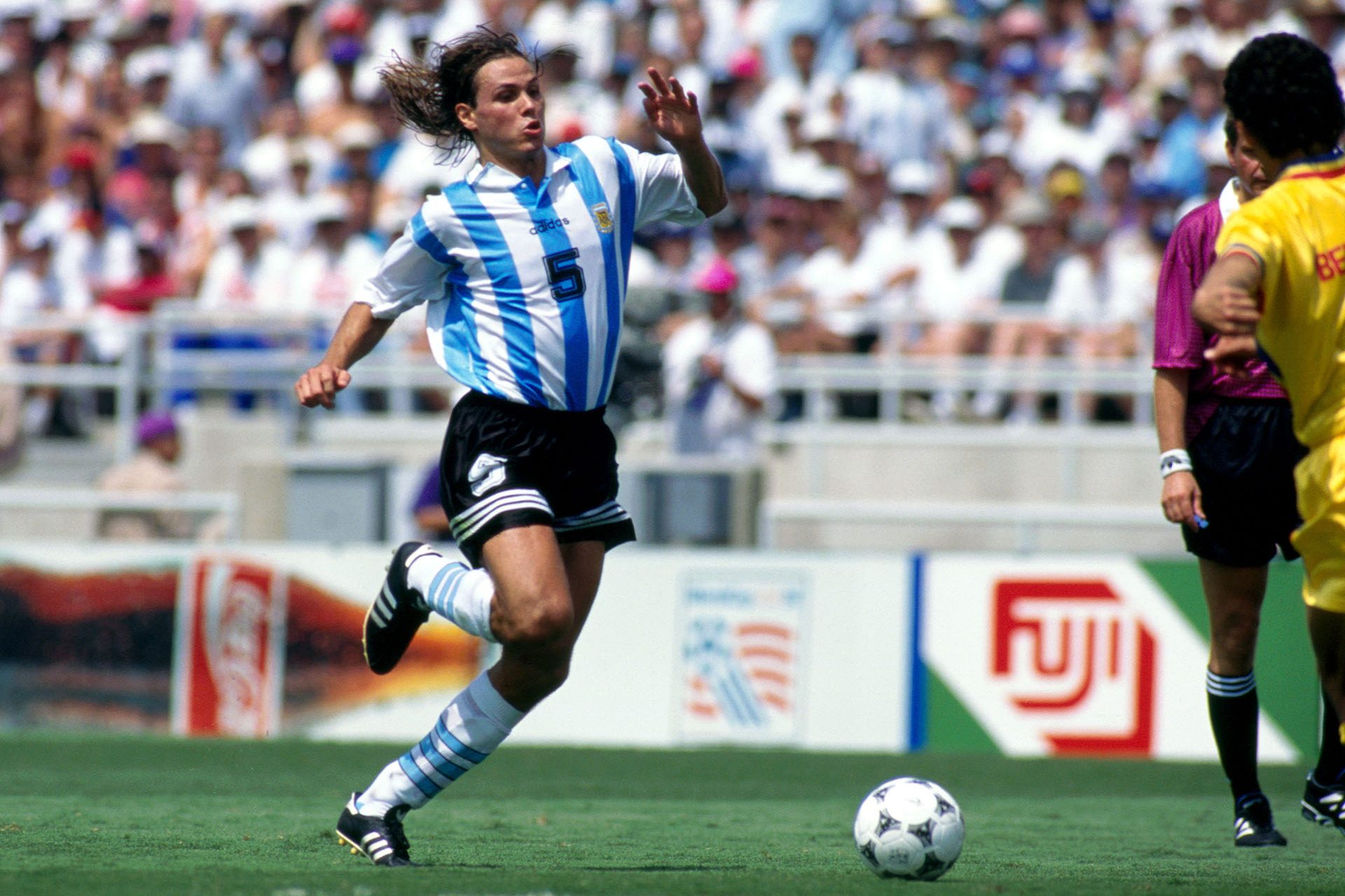 <p>Sin embargo, su carrera como Argentina terminó de la peor manera posible el 7 de septiembre de 1999 tras caer derrotado por 4-2 ante Brasil es un partido que el mismo no sabía que sería el último que disputaría con la Albiceleste por una destacada polémica con el seleccionador Daniel Passarela.</p>
