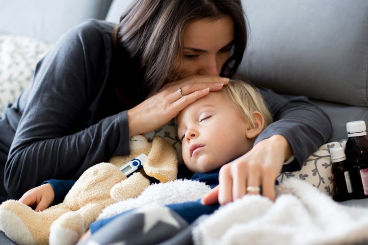 apakah wajar anak mengigau saat demam? berikut penjelasannya...