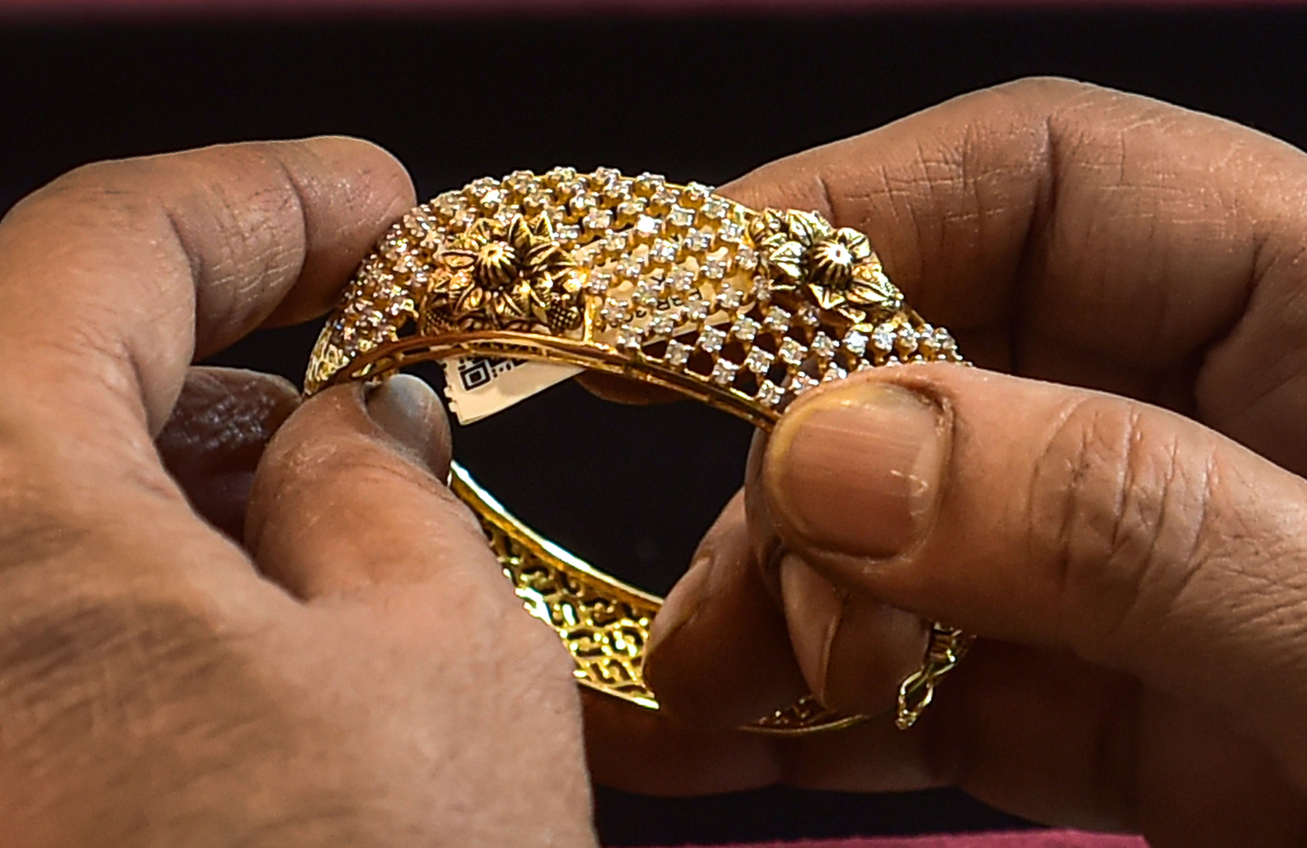 gold futures rise rs 188 to rs 62,550/10 g