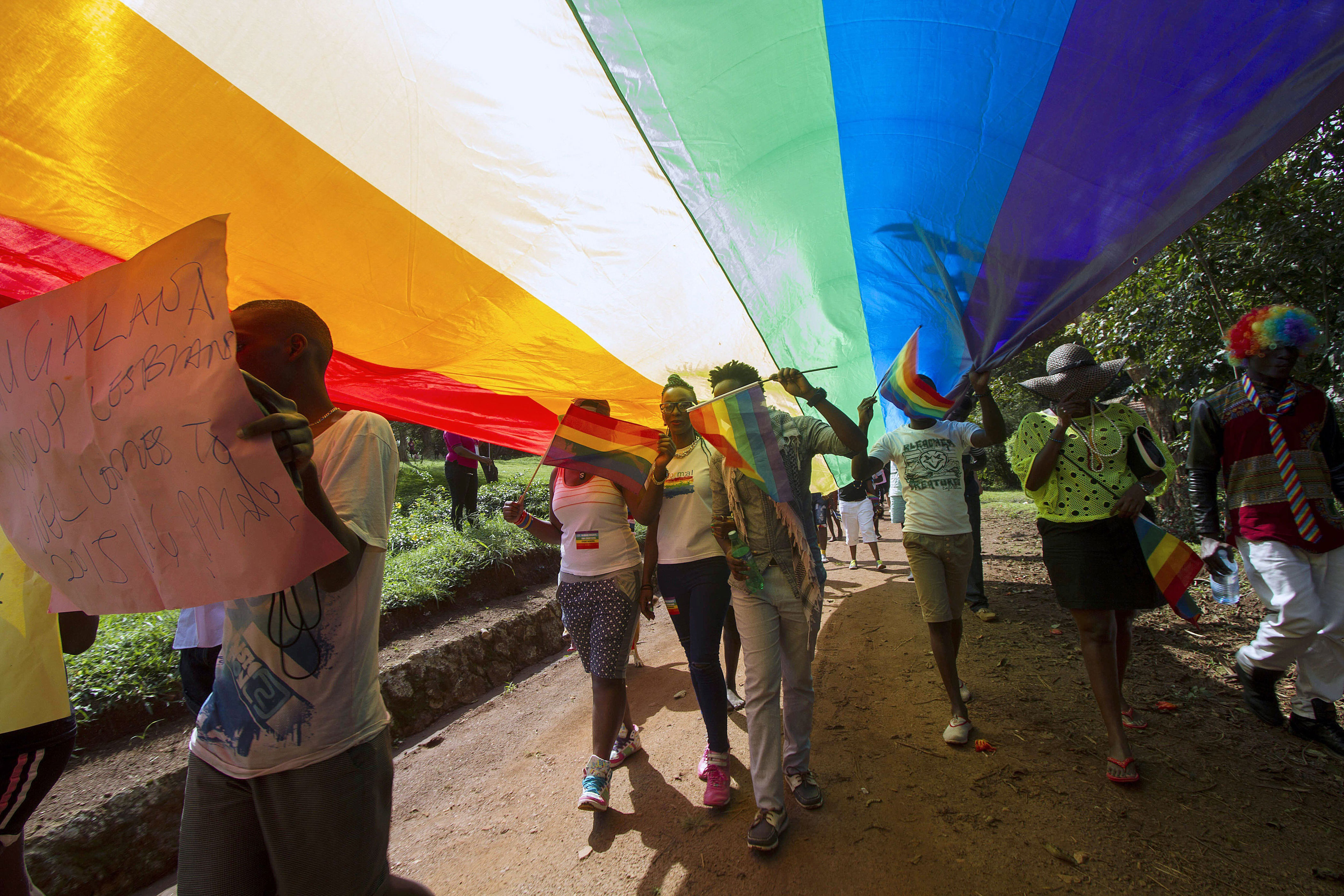 el constitucional de uganda revisa la ley contra la homosexualidad que incluye la pena de muerte para gays, lesbianas y transexuales