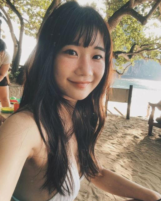 愛莉莎莎曬赴泰國海灘度假穿比基尼的辣照，被網友批評「穿太露想蹭一波轉當網美」。（圖／翻攝自愛莉莎莎IG）