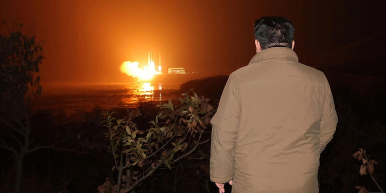 Der nordkoreanische Machthaber Kim Jong Un beobachtet den Start einer Rakete vom Typ «Chollima-1». Uncredited/KCNA/KNS/dpa
