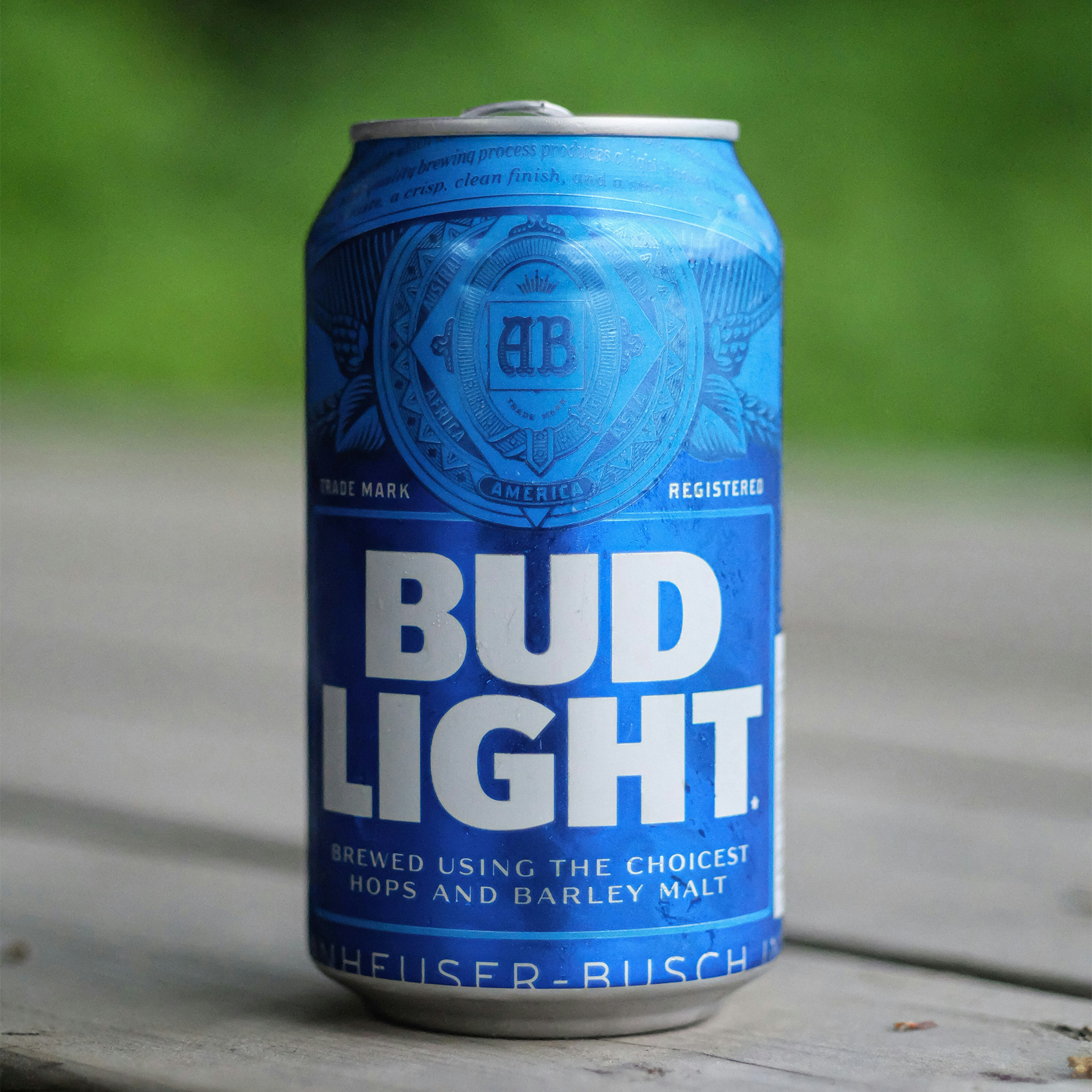 Blue bud blue. Bud пиво синее. Bud синяя банка. Bud Light колонка. Пиво Лайт.