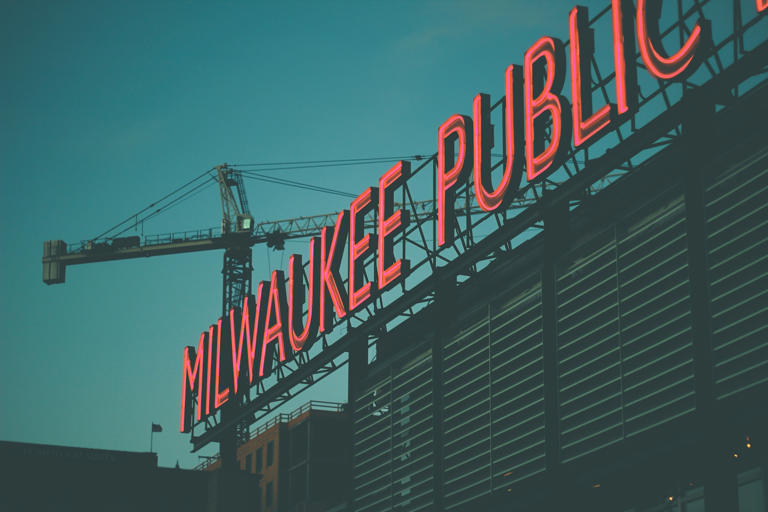 If you’re looking for a way to explore the rich history a city, a walking tour of historic landmarks of Milwaukee is the perfect way to do it. Milwaukee is home to a variety of buildings and sites that are significant to the city’s past, and a walking tour is…