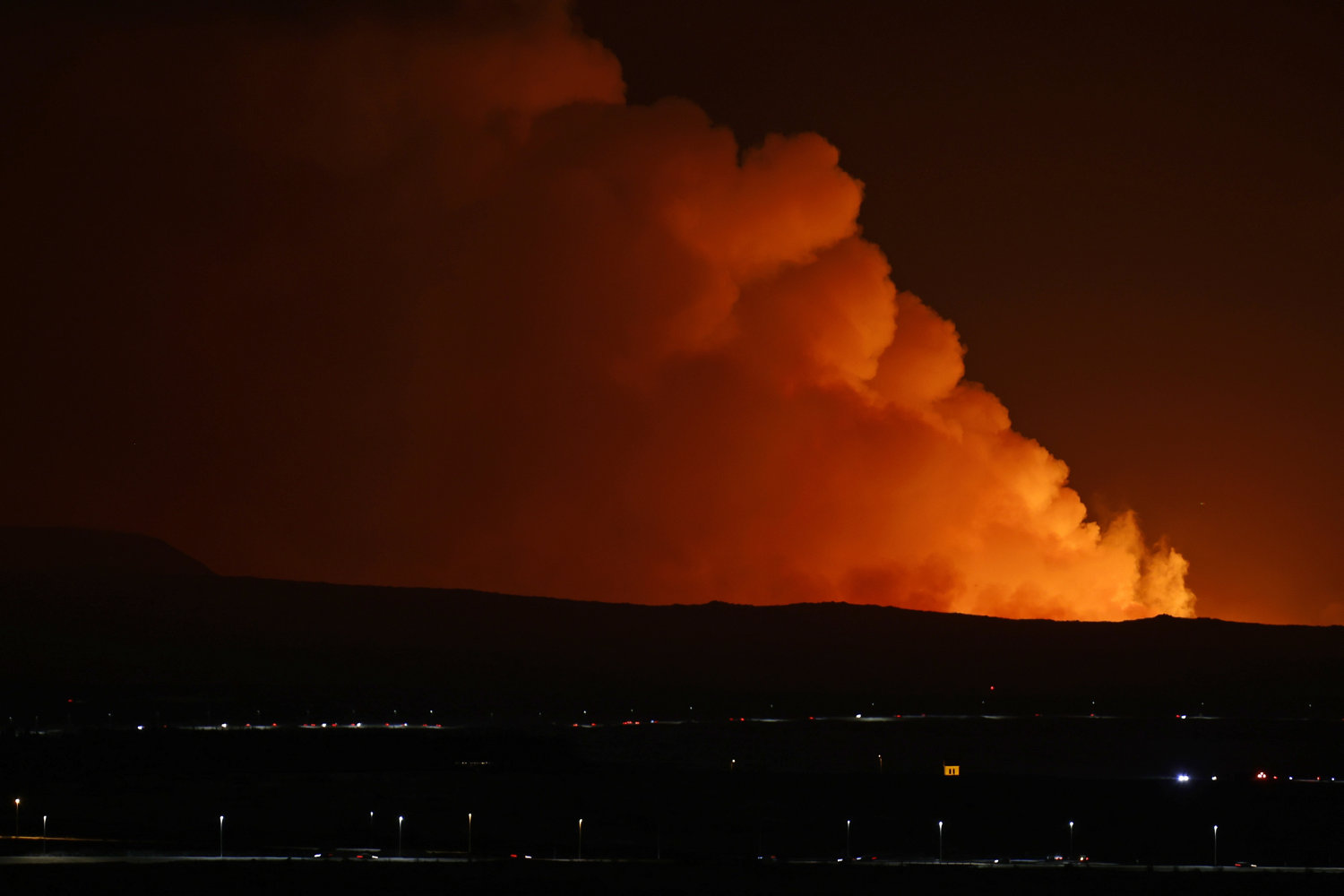billedserie: vulkanudbrud maler himlen over island orange