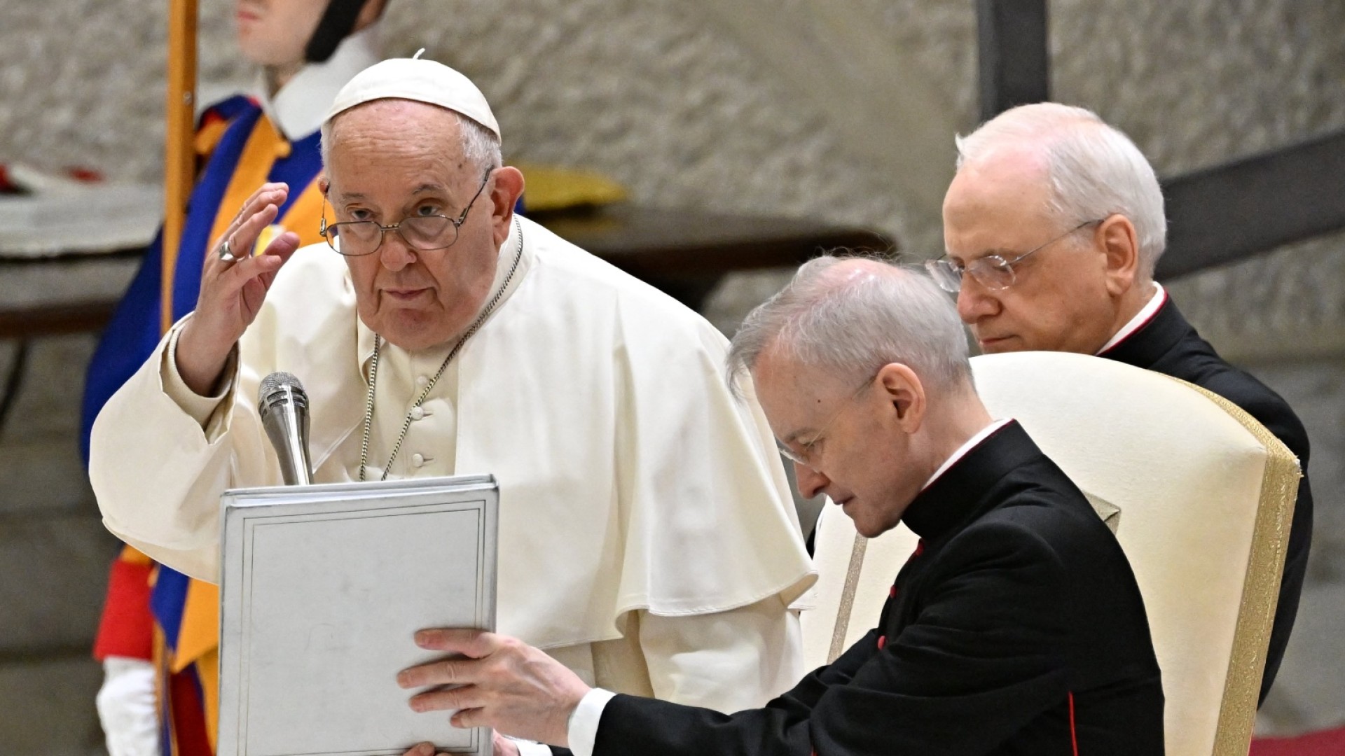 Pope Francis Approves Priests To Bless Same Sex Couples   AA1lHd7c.img