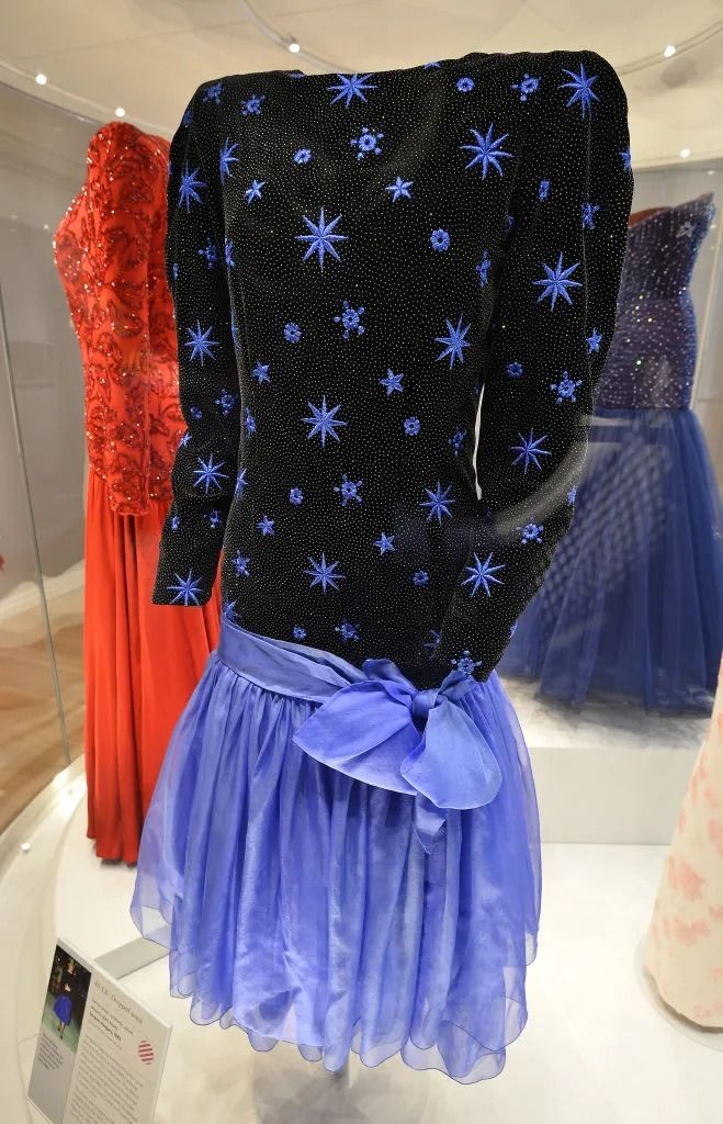 lady di compite con marilyn monroe: su vestido galáctico bate el récord al ser vendido por más de un millón de euros
