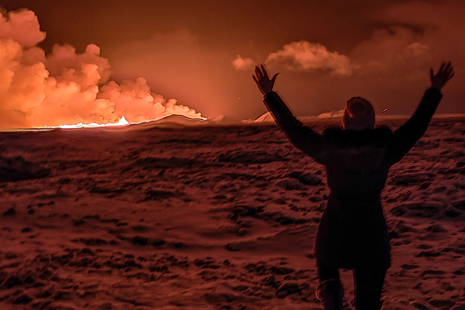 billedserie: vulkanudbrud maler himlen over island orange