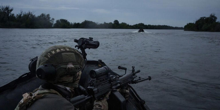 Ukrainische Soldaten fahren mit einem Boot auf dem Fluss Dnipro an der Frontlinie in der Nähe von Cherson. Felipe Dana/AP/dpa