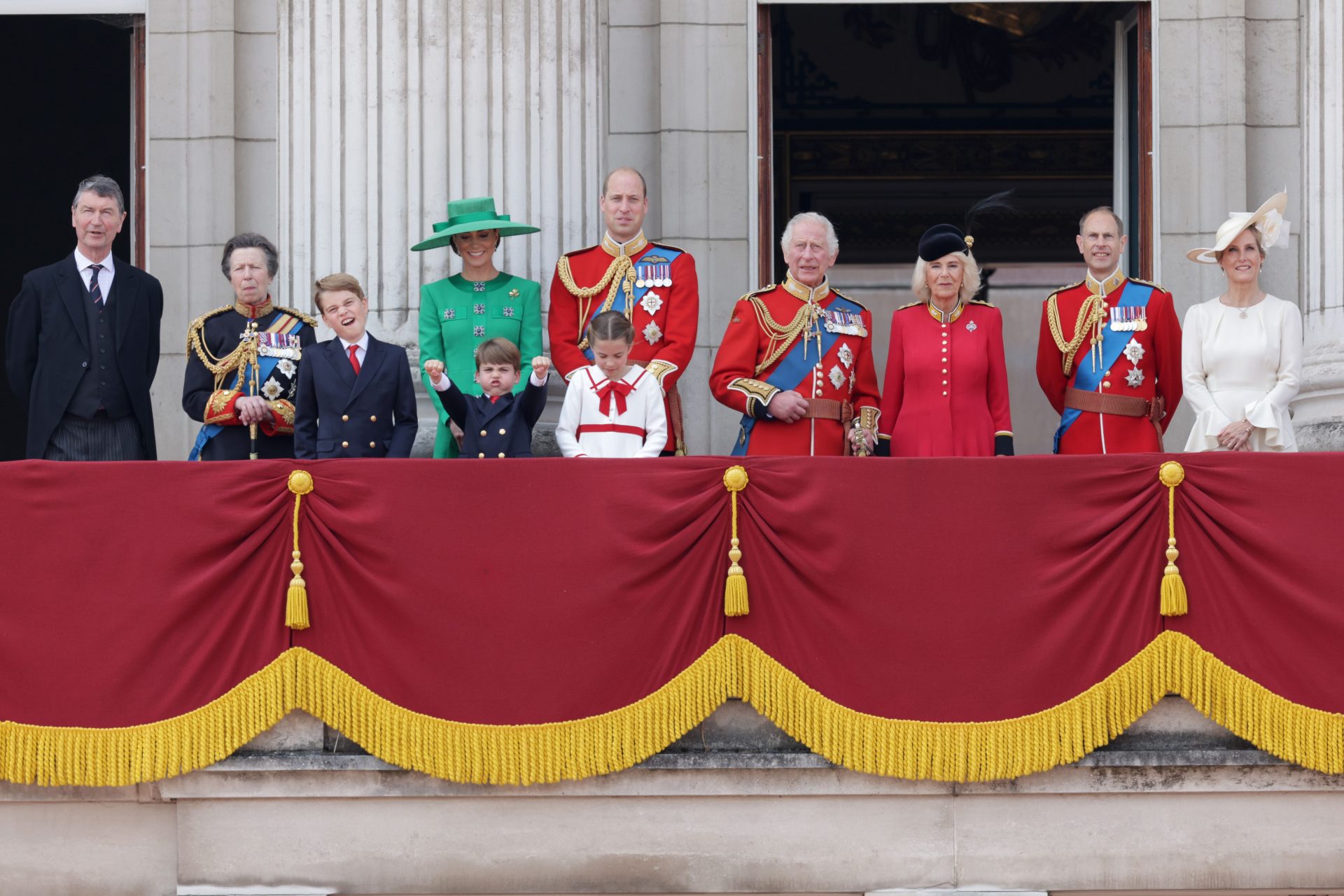 <p>Il 17 giugno si è svolto il Trooping the Colour, la tradizionale parata che si tiene in occasione del compleanno del sovrano del Regno Unito, il primo del regno di Carlo III. La famiglia reale si è mostrata in tutto il suo splendore e ha festeggiato la ricorrenza davanti a centinaia di migliaia di persone.</p>