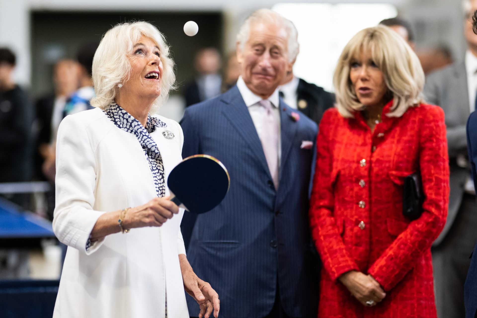 <p>Il viaggio è stato un successo, ma il momento più memorabile per molti è stato quello in cui la regina Camilla ha dato prova della sua abilità nel ping pong. In effetti, anche re Carlo e Brigitte Macron sembravano molto colpiti.</p>