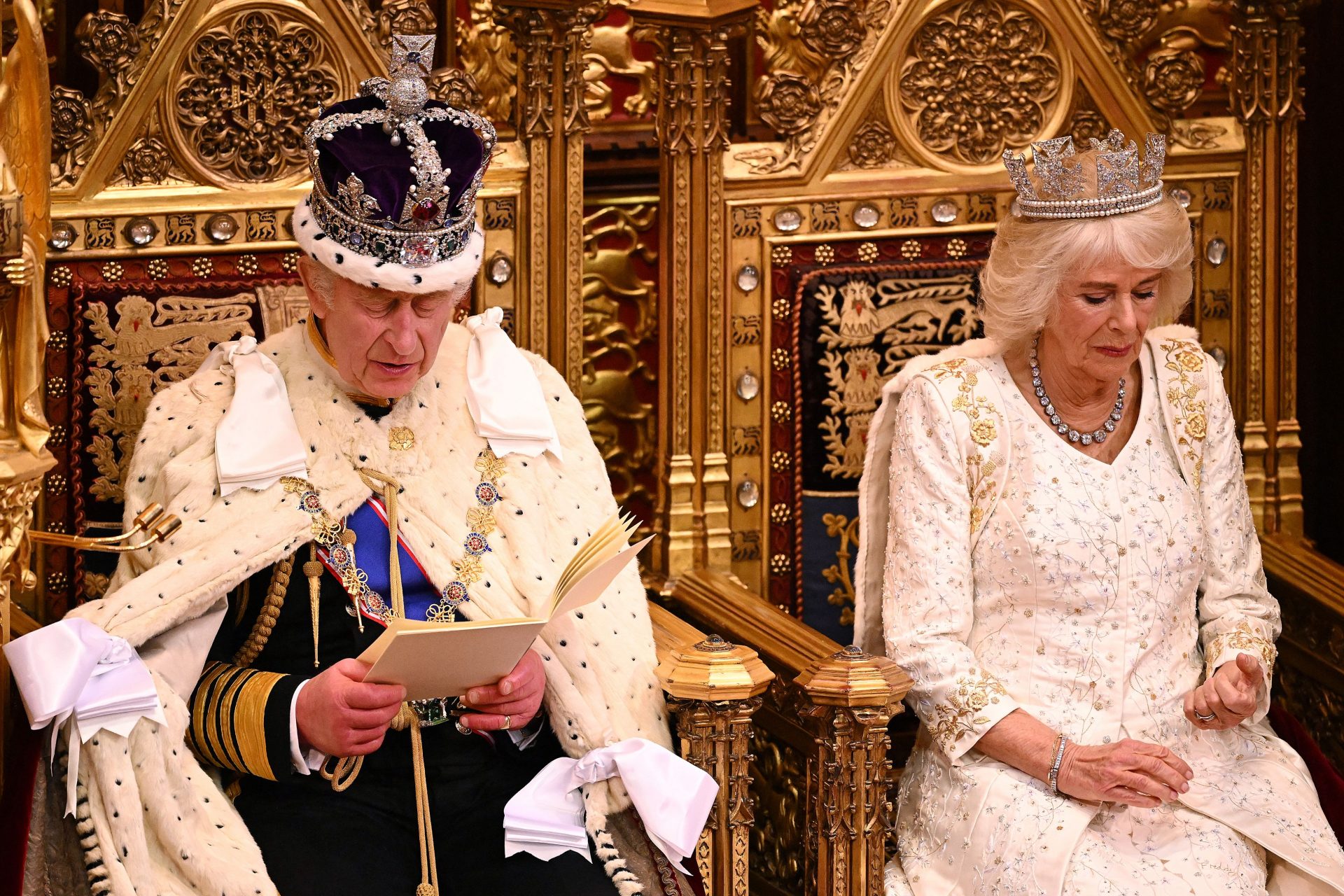 <p>Carlo III, incoronato quest'anno, ha tenuto il suo primo discorso da re in Parlamento il 7 novembre scorso. Il sovrano, che ha indossato la maestosa Imperial State Crown, ha delineato le linee guida del primo ministro mantenendo un tono neutro.</p>