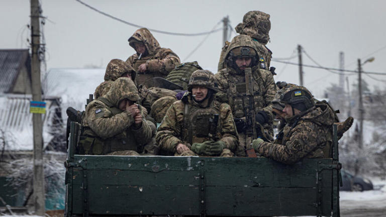 Des troupes ukrainiennes redéployées dans la région de Donetsk pour faire face à l'offensive russe d'hiver.