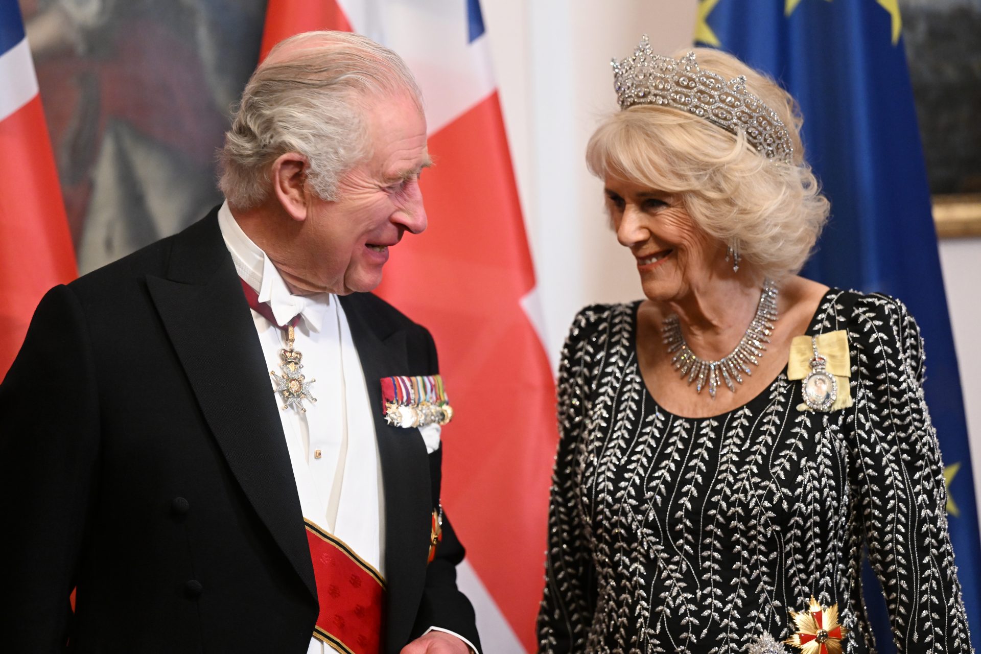 <p>Una menzione speciale va alla regina Camilla, che indossava un abito stupendo che tornò a utilizzare in un'altra occasione nel 2023, dimostrando di essere una vera e propria paladina della moda sostenibile e riutilizzabile.</p>