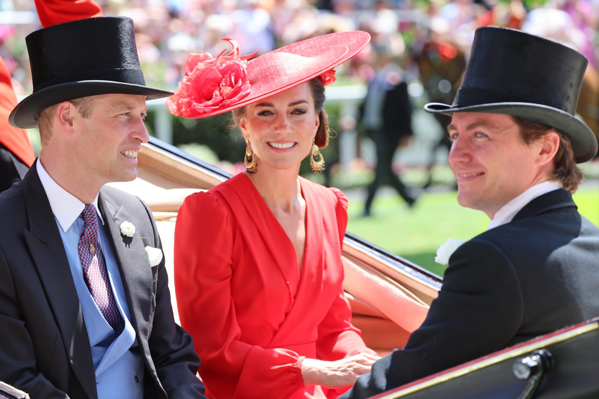 <p>Il Royal Ascot non sarebbe tale senza... i reali. È un evento per mettere in mostra colori, fantasie e, naturalmente, cappelli! Ecco la principessa Kate in un elegante abito rosso fuoco.</p>