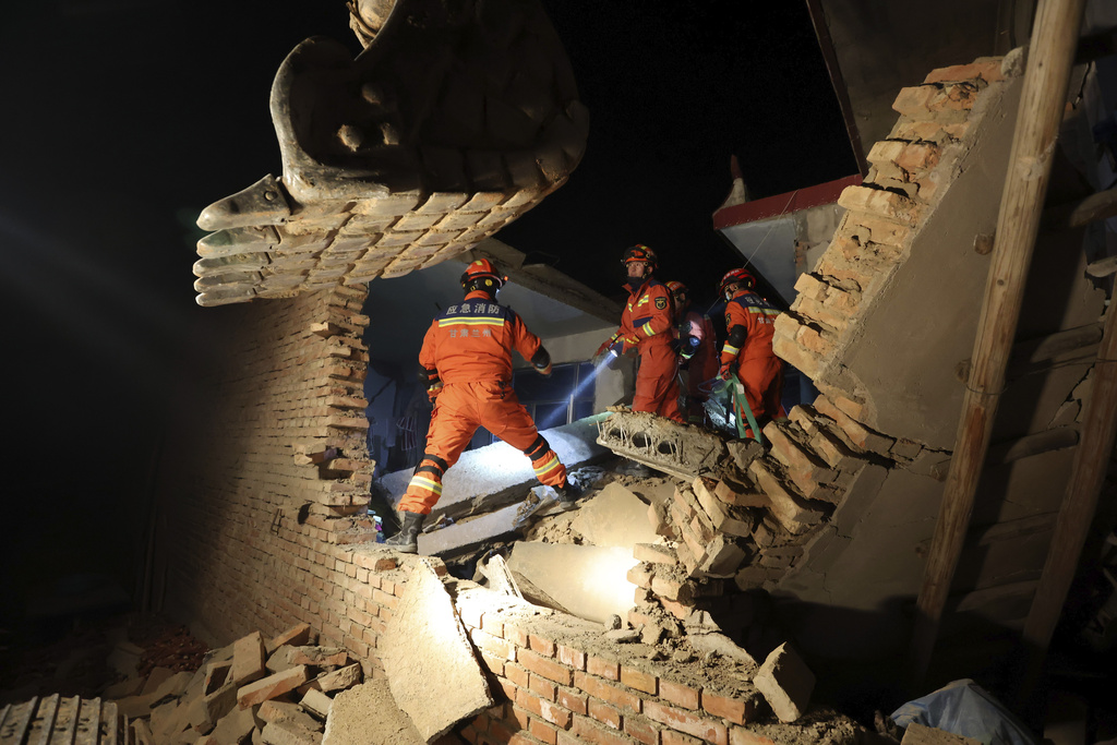 al menos 118 muertos en un sismo en china, el más letal en el país en una década