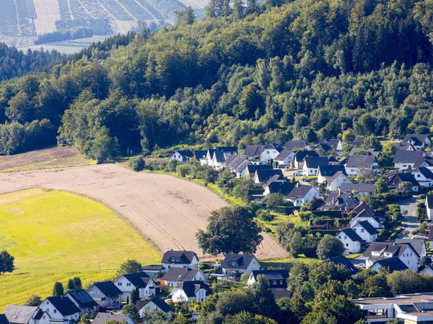 Eine Wohnsiedlung: Die Immobilienpreise in Deutschland fallen zum ersten Mal nach über 13 Jahren. 