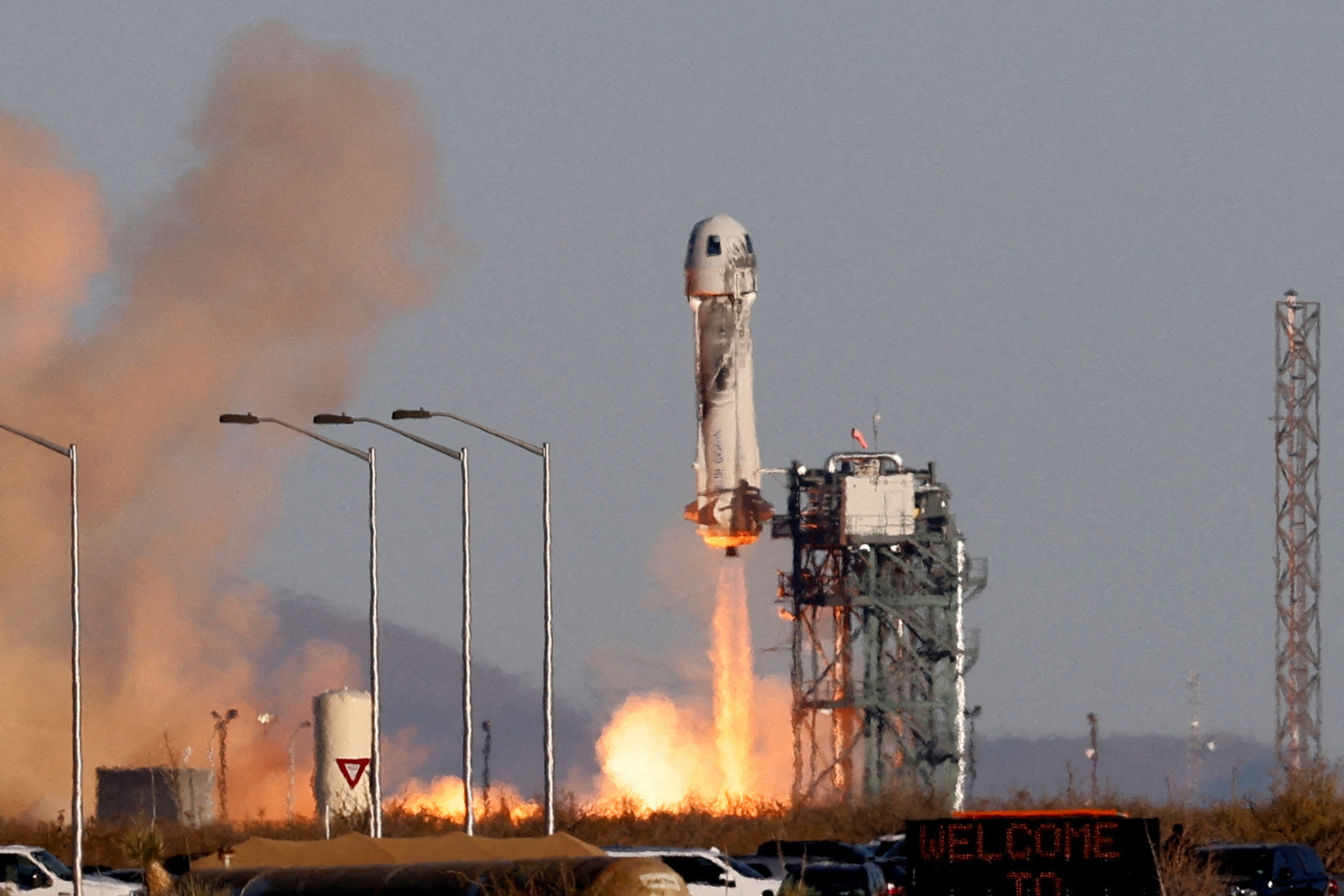 Blue origin's. Американская ракета New Shepard. New Shepard компании Blue Origin. Ракета New Shepard с шестью туристами совершила суборбитальный полет. New Shepard космический корабль.