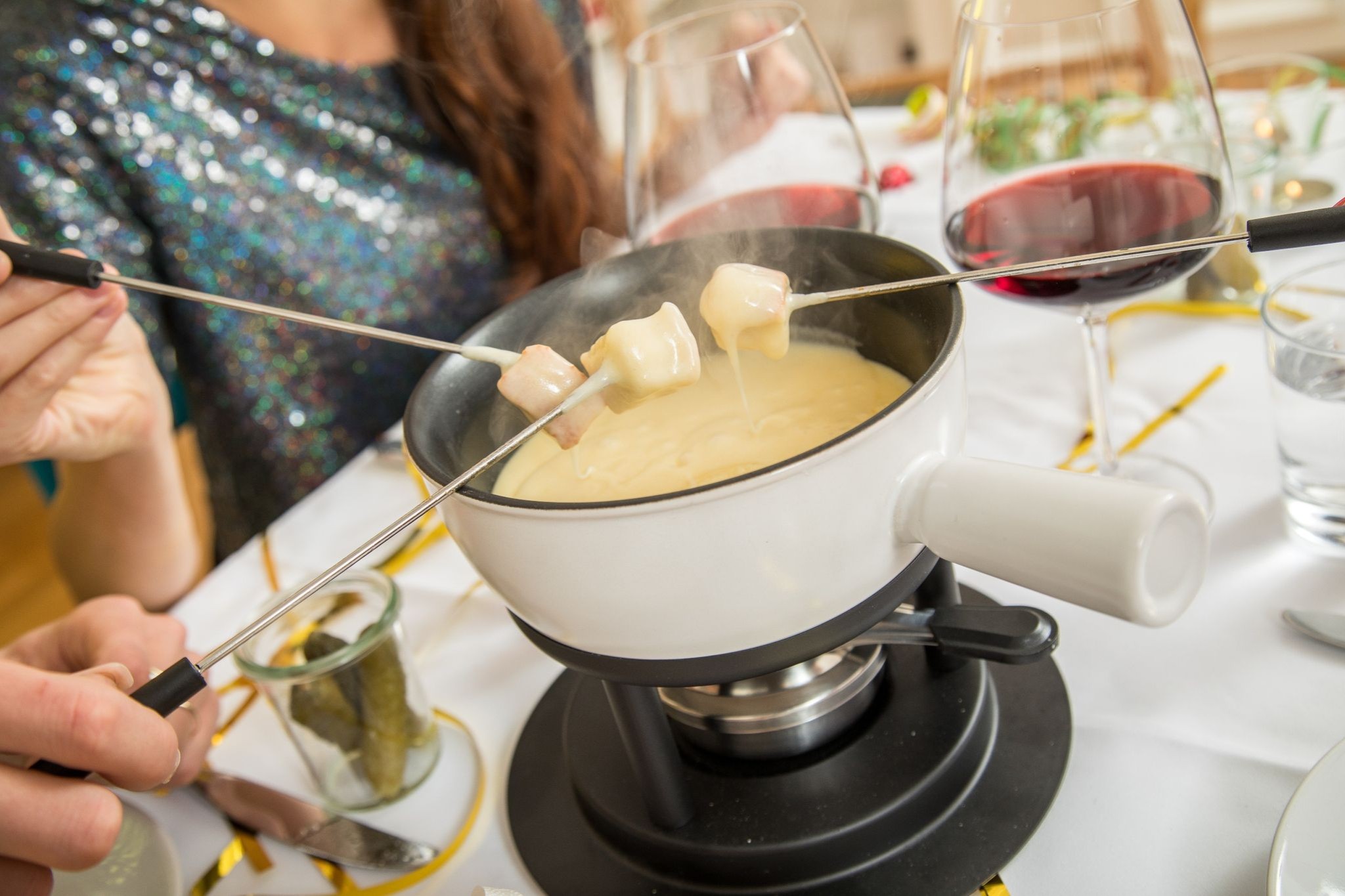 weihnachtsessen: fondue: so viel käse & fleisch braucht man pro person