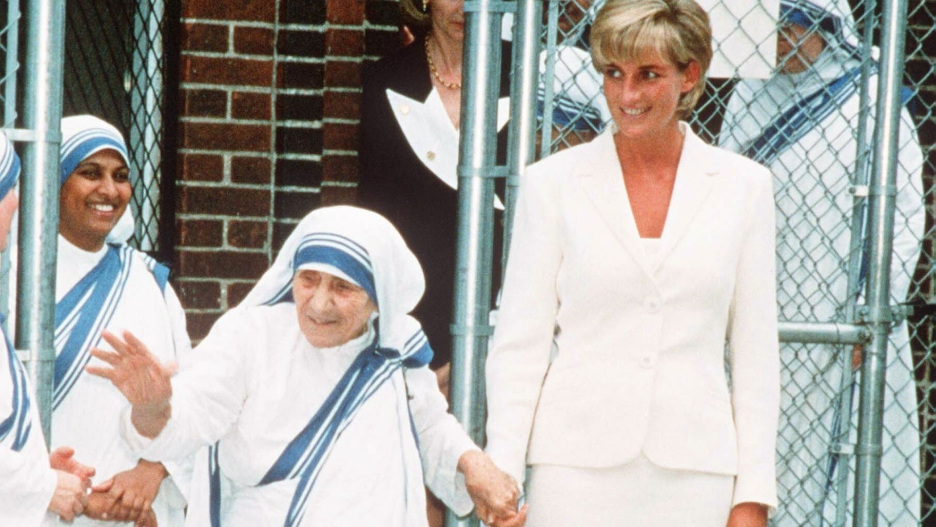 <p>                     When two compassionate and inspirational people meet, it doesn't come as a surprise that they would get along so well. They first met in 1992 and from that point continued to share a very special friendship, so much so that when Diana passed, the rosary necklace given to her by Mother Teresa was buried alongside her.                   </p>