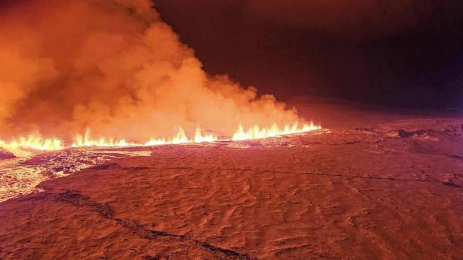 las infernales imágenes de un volcán sin nombre que arrojó lava hasta 30 metros de altura