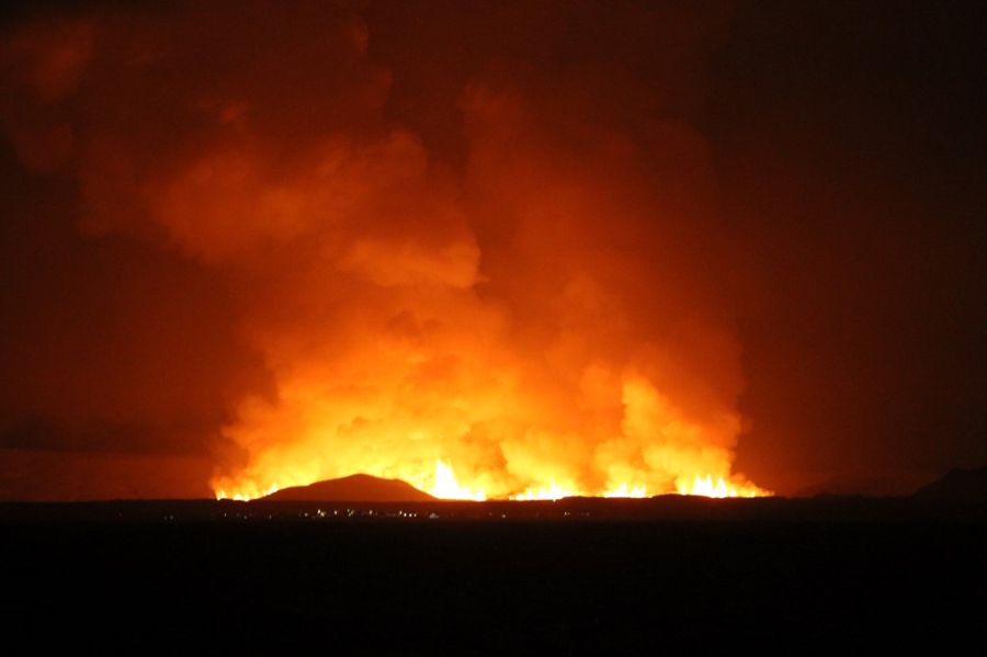 las infernales imágenes de un volcán sin nombre que arrojó lava hasta 30 metros de altura