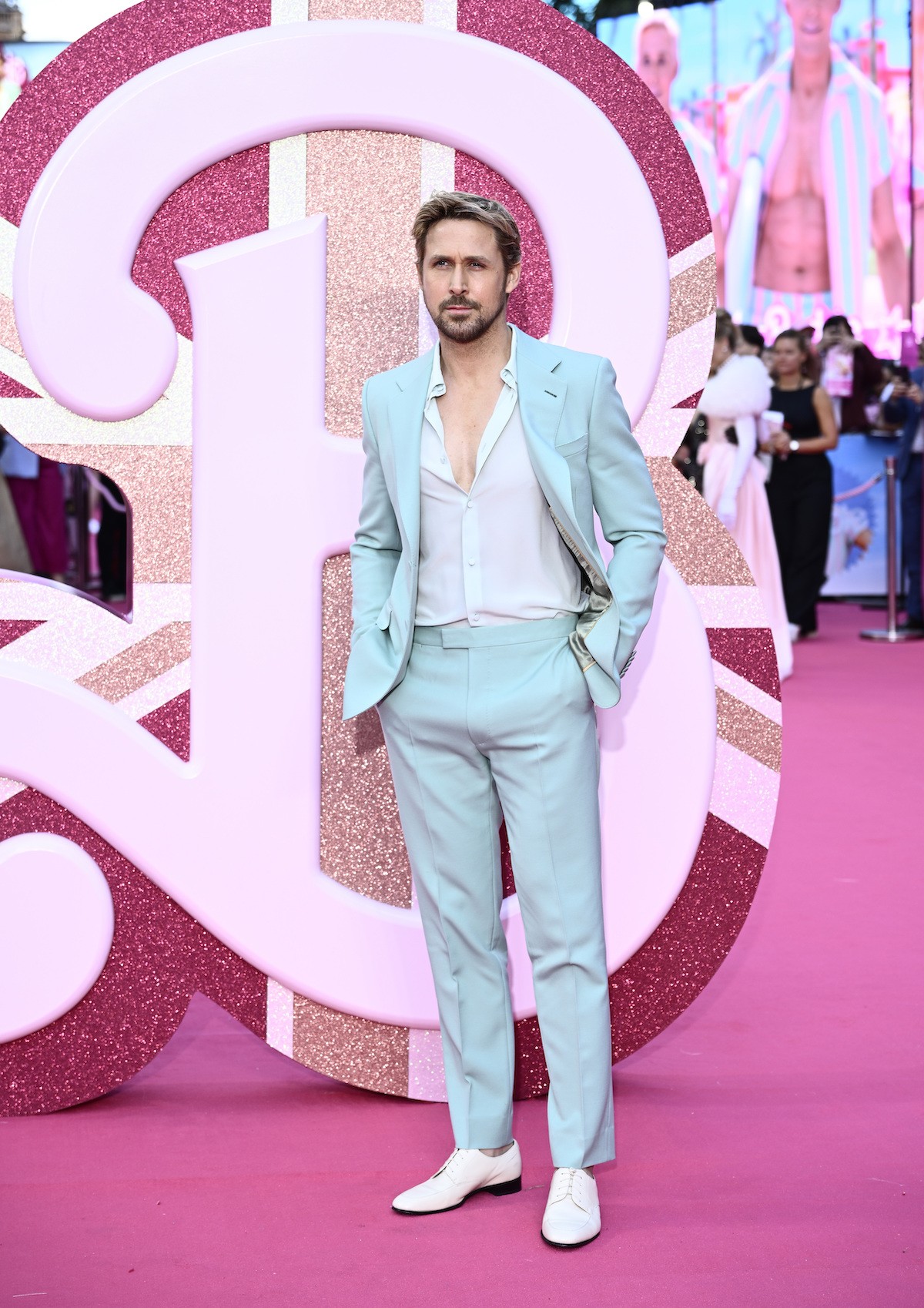 ryan-gosling-supports-eva-mendes-in-all-the-ways-and-it-makes-us