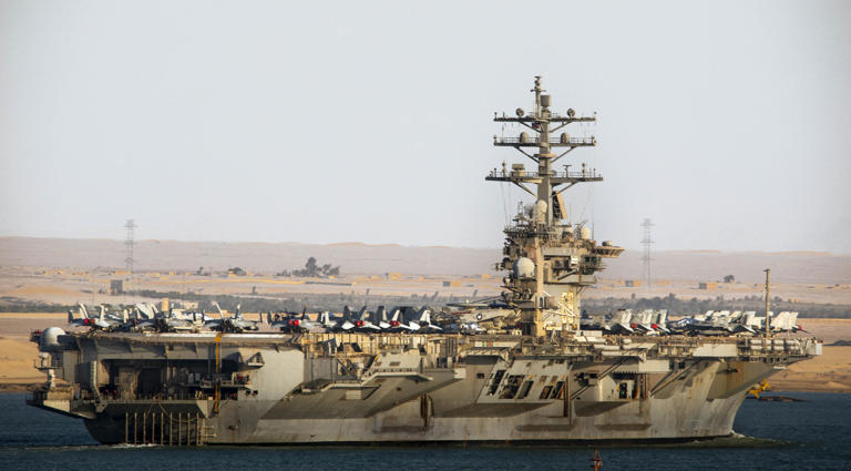 Der amerikanische Flugzeugträger USS Dwight D. Eisenhower (CVN-69) – hier auf seinem Weg durch den Suez-Kanal – steht vor der jemenitischen Küste.