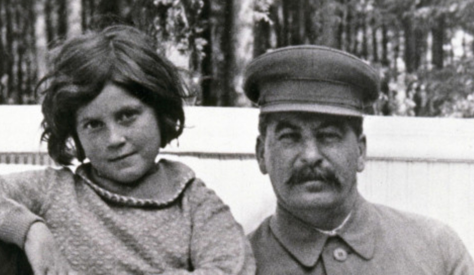 <p>Es ist wohl keine Überraschung, dass eine Geburt unter einem so großen und furchterregenden Schatten wie dem von Josef Stalin unweigerlich mit Komplikationen verbunden ist. Swetlana Allilujewa, das jüngste Kind und die einzige Tochter des zweiten Führers der Sowjetunion, befand sich in einer Lage, die selbst für die übrigen Stalinkinder einmalig war. Angesichts einer <a href="https://de.starsinsider.com/promis/232560/diese-kinderstars-mussten-viel-zu-frueh-erwachsen-werden" rel="noopener">Kindheit voller Tragödien</a> und Vernachlässigung schrieb Swetlana im Jahr 1967 Geschichte, als sie sich allen Wünschen ihres Vaters und allen Traditionen der Sowjetunion widersetzte und in die Vereinigten Staaten überlief. Ihr Lebensweg unterscheidet sich von dem aller anderen Menschen, die vor oder nach ihr kamen.</p> <p>Lesen Sie weiter und erfahren Sie alles, was Sie über Stalins einzige Tochter und ihren Weg in die Freiheit wissen müssen.</p><p>Sie können auch mögen:<a href="https://de.starsinsider.com/n/116640?utm_source=msn.com&utm_medium=display&utm_campaign=referral_description&utm_content=537755"> Mode und Krieg? Diese alltäglichen Kleidungsstücke wurden ursprünglich für den Kampf entworfen</a></p>