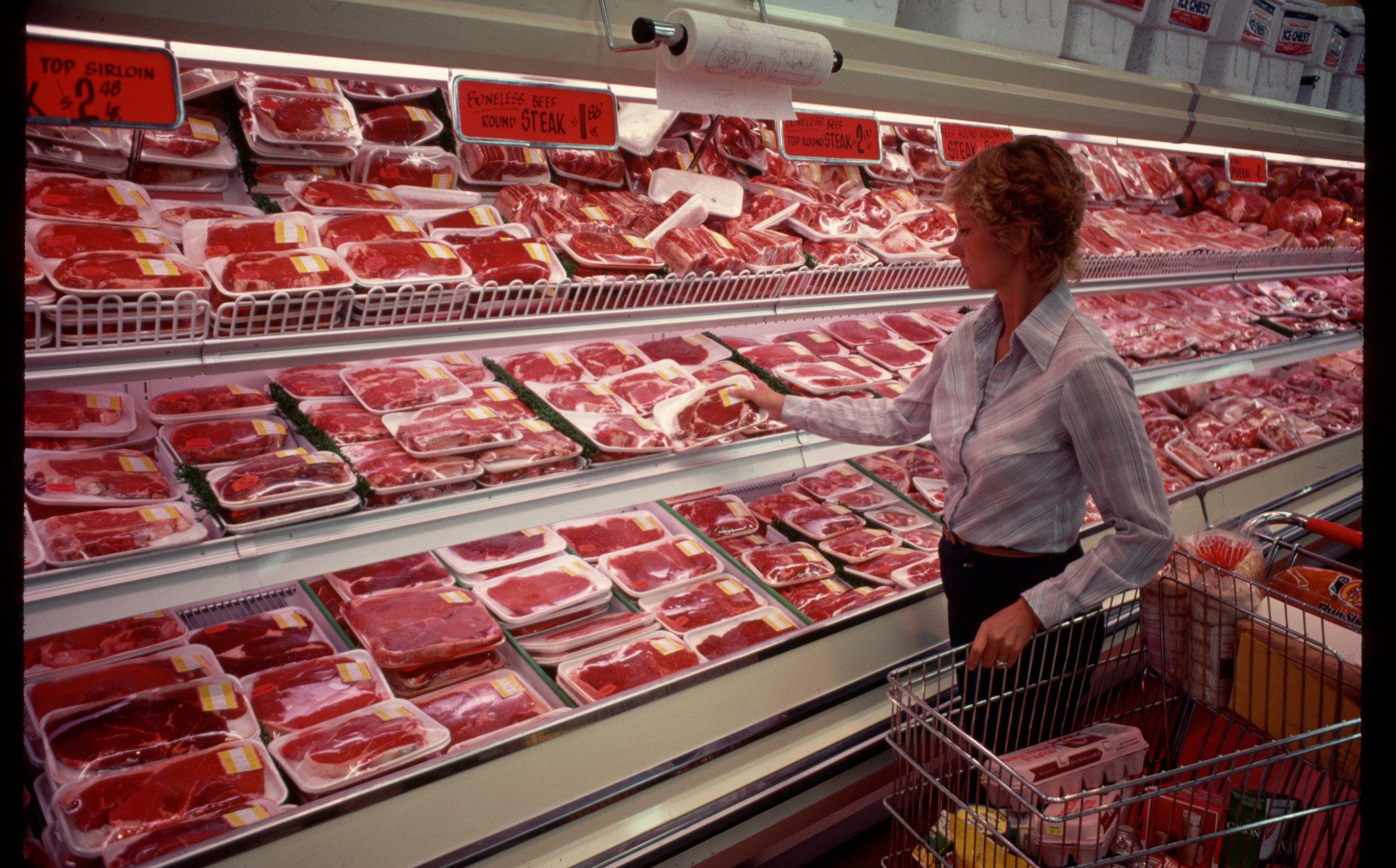 Покупка мяса телефоны. Мясной прилавок. Мясо на прилавке. Прилавок с мясными продуктами. Мясо в супермаркете.