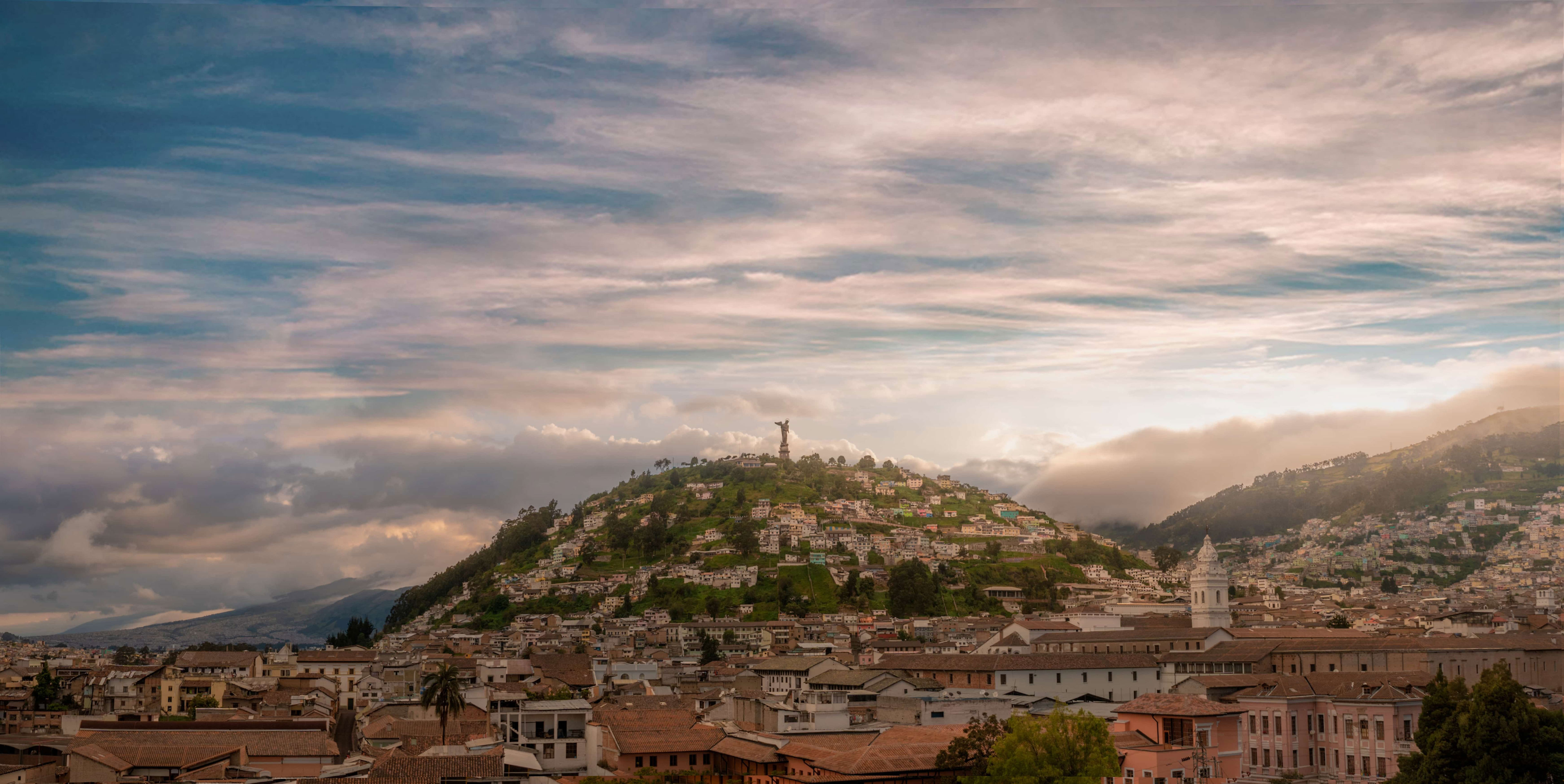La capitale de l’Équateur, qui figurera dans la liste des meilleurs endroits à visiter en 2024 selon <em>Condé Nast Traveller</em>, est située sur les contreforts des Andes, au sommet des ruines d’une cité inca. Quito a été la première ville à recevoir le titre de <a href="https://whc.unesco.org/fr/list/2/" rel="noreferrer noopener">site du patrimoine mondial de l’UNESCO</a>. La ville possède un centre historique bien préservé, avec des attractions incontournables comme la Basílica del Voto Nacional, la Plaza de la Independencia et la célèbre Plaza de San Francisco. La scène culinaire de Quito est en pleine effervescence, grâce notamment à des restaurants très prisés tels que <a href="https://www.instagram.com/nuema_restaurante/" rel="noreferrer noopener">Nuema</a>, dirigé par Pía Salazar, qui a été couronnée meilleure pâtissière du monde en 2023.