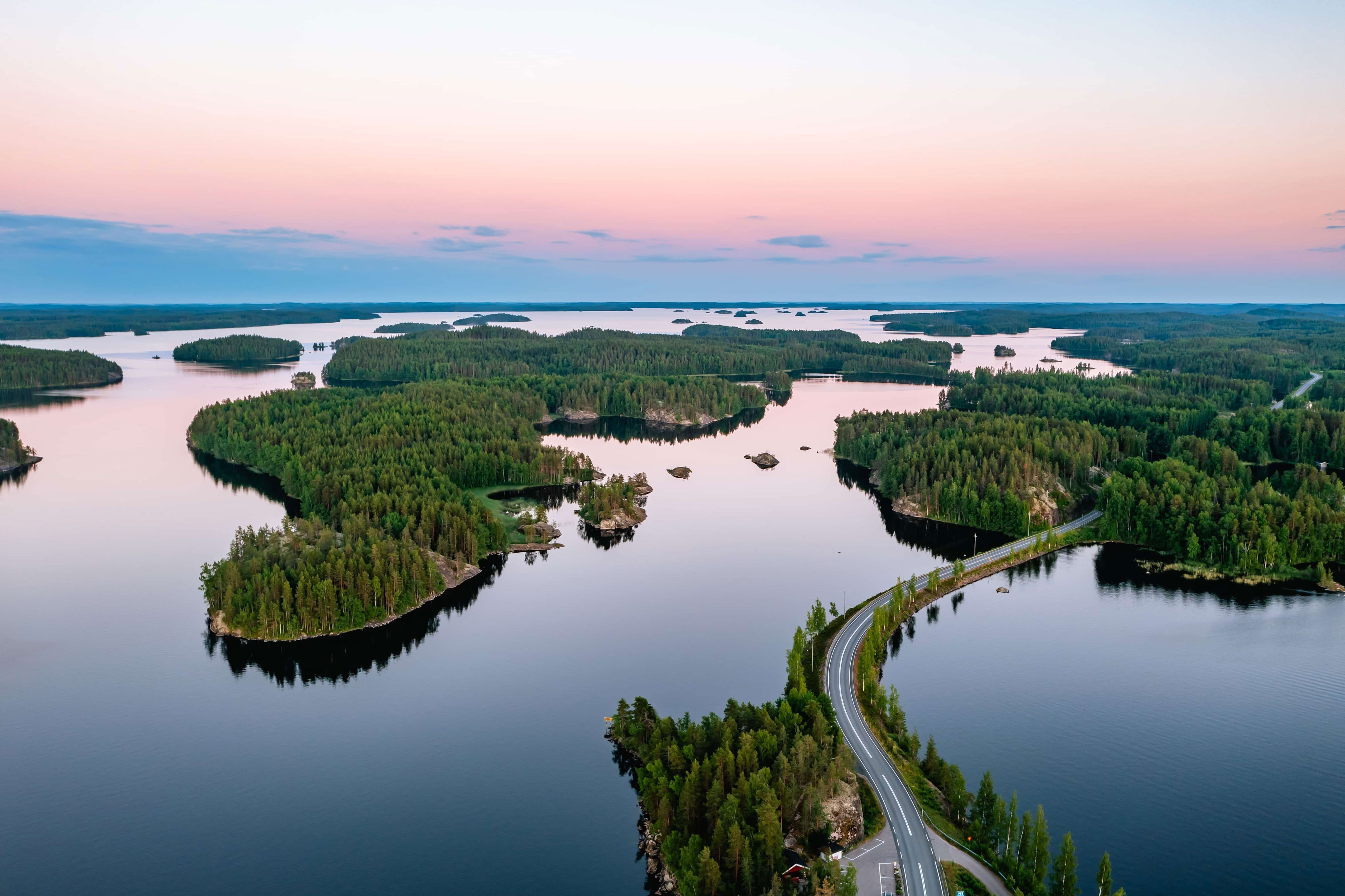La région finlandaise de Saimaa a reçu le titre de <a href="https://www.tastesaimaa.fi/saimaa-european-region-of-gastronomy" rel="noreferrer noopener">région européenne de la gastronomie en 2024</a> afin de célébrer la culture gastronomique unique de la région. Saimaa est le plus grand lac de Finlande: il présente le plus long littoral lacustre du monde et compte un nombre incroyable de 13 710 îles. En matière d’alimentation, les <a href="https://www.visitsaimaa.fi/en/finnish-fast-food-fried-vendace/" rel="noreferrer noopener">corégones blancs</a>, un poisson d’eau douce, est une spécialité de la région. Si vous en avez la chance, goûtez aux <em>lörtsy</em>, des pâtisseries sucrées ou salées, sur la place du marché de Savonlinna. Que vous ayez envie de faire du kayak à travers les chaînes d’îles quasi labyrinthiques ou que vous préfériez vous poser dans un sauna traditionnel chauffé au bois, il y a beaucoup à faire dans cette destination enchanteresse.
