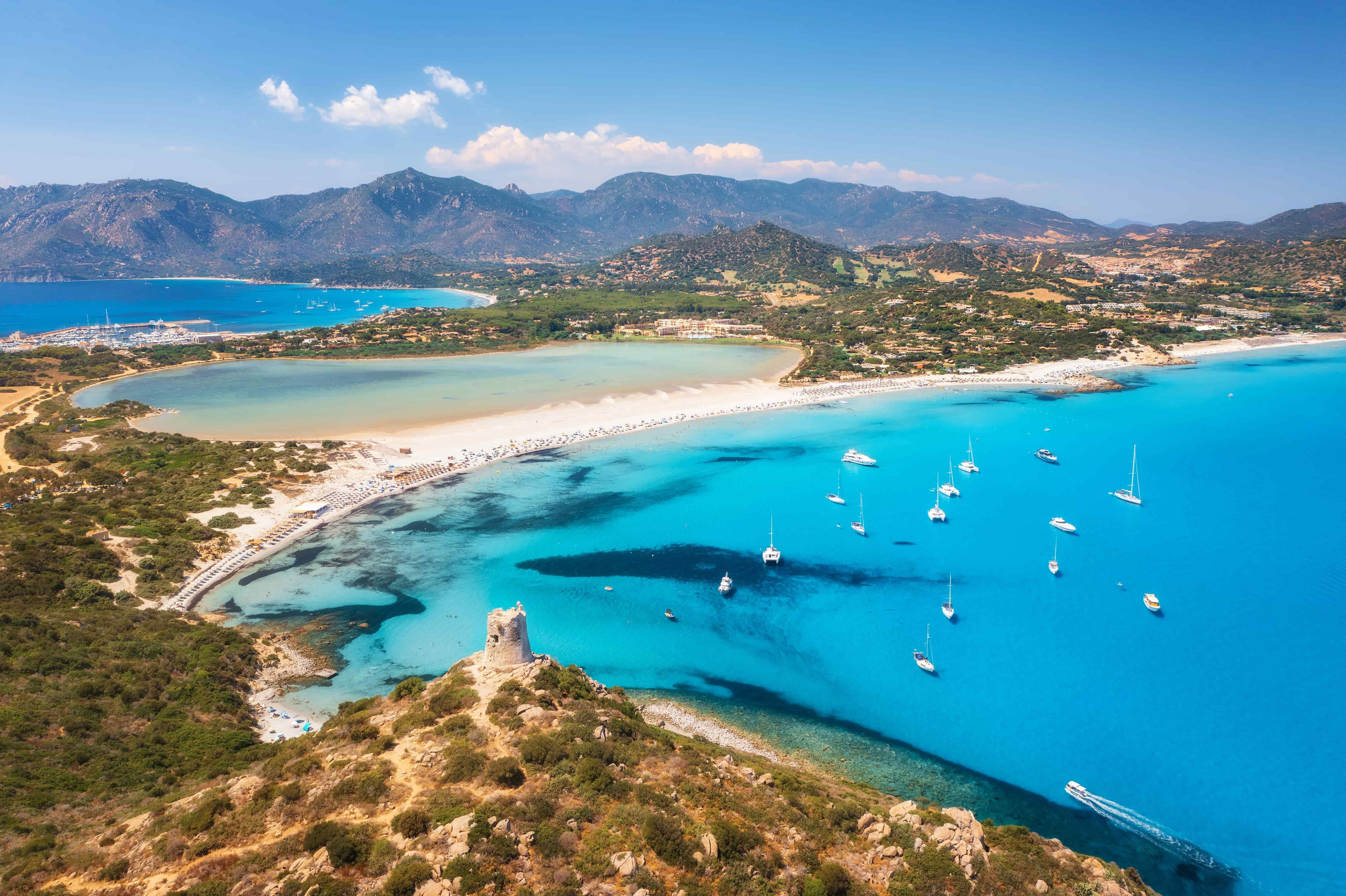 Laissez-vous séduire par les innombrables charmes de la Sardaigne, dont son littoral époustouflant, ses plages de sable blanc, ses sites archéologiques antiques et ses villages tranquilles. La Sardaigne est non seulement la deuxième île d’Italie par sa superficie, mais elle abrite également la célèbre Costa Smeralda, le site du patrimoine mondial de l’UNESCO connu sous le nom de <a href="https://whc.unesco.org/fr/list/833/" rel="noreferrer noopener">Su Nuraxi di Barumini</a> et une grotte vieille de deux millions d’années à Capo Caccia. De plus, l’île a également été identifiée comme une <a href="https://sardinias.fr/guide/sardaigne-zone-bleue-longevite" rel="noreferrer noopener">région des zones bleues</a>, soit une région réputée pour la santé et la longévité de ses habitants grâce à leur régime alimentaire, leurs habitudes de travail et leurs traditions.