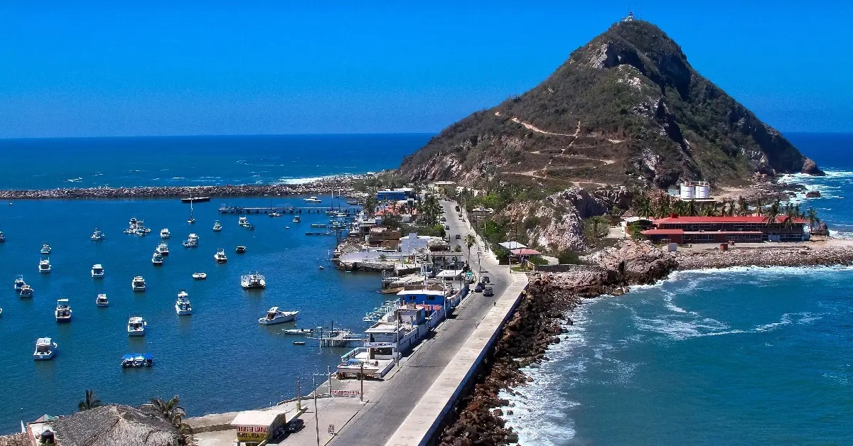 <p> With its 11 miles of beaches, Mazatlán is a place where you will find homes located right on the Pacific Ocean. Retirees can enjoy a beautiful walk in the white sand every morning.  </p> <p> The city has a Spanish colonial flare and more of an authentic Mexican culture and lifestyle than the resort regions nearby. </p><p>You’ll find a few art galleries and small shops, as well as a number of restaurants here. A stroll down the boardwalk each night is peaceful rather than crowded with tourists.</p>